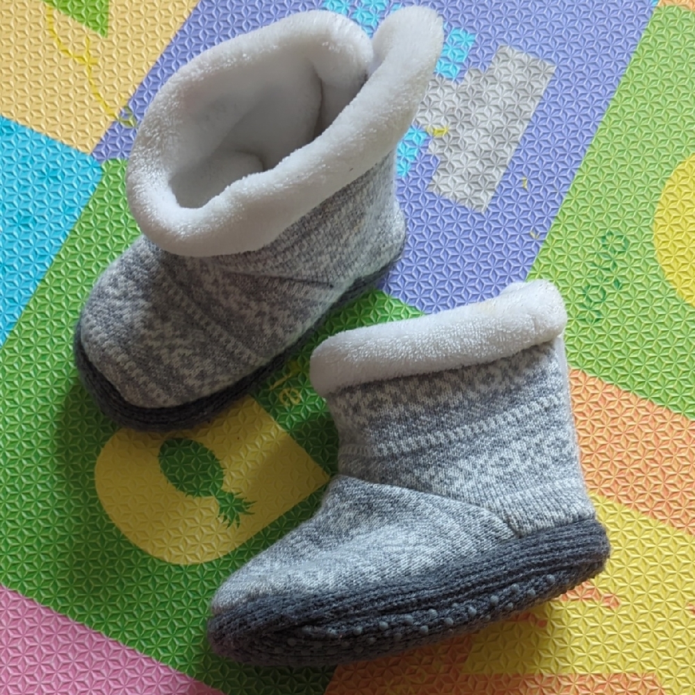 H&M Gray and White Toddler Slippers